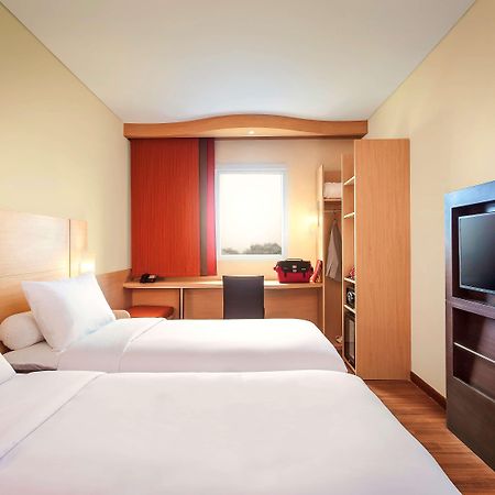 Ibis Makassar City Center Exterior photo