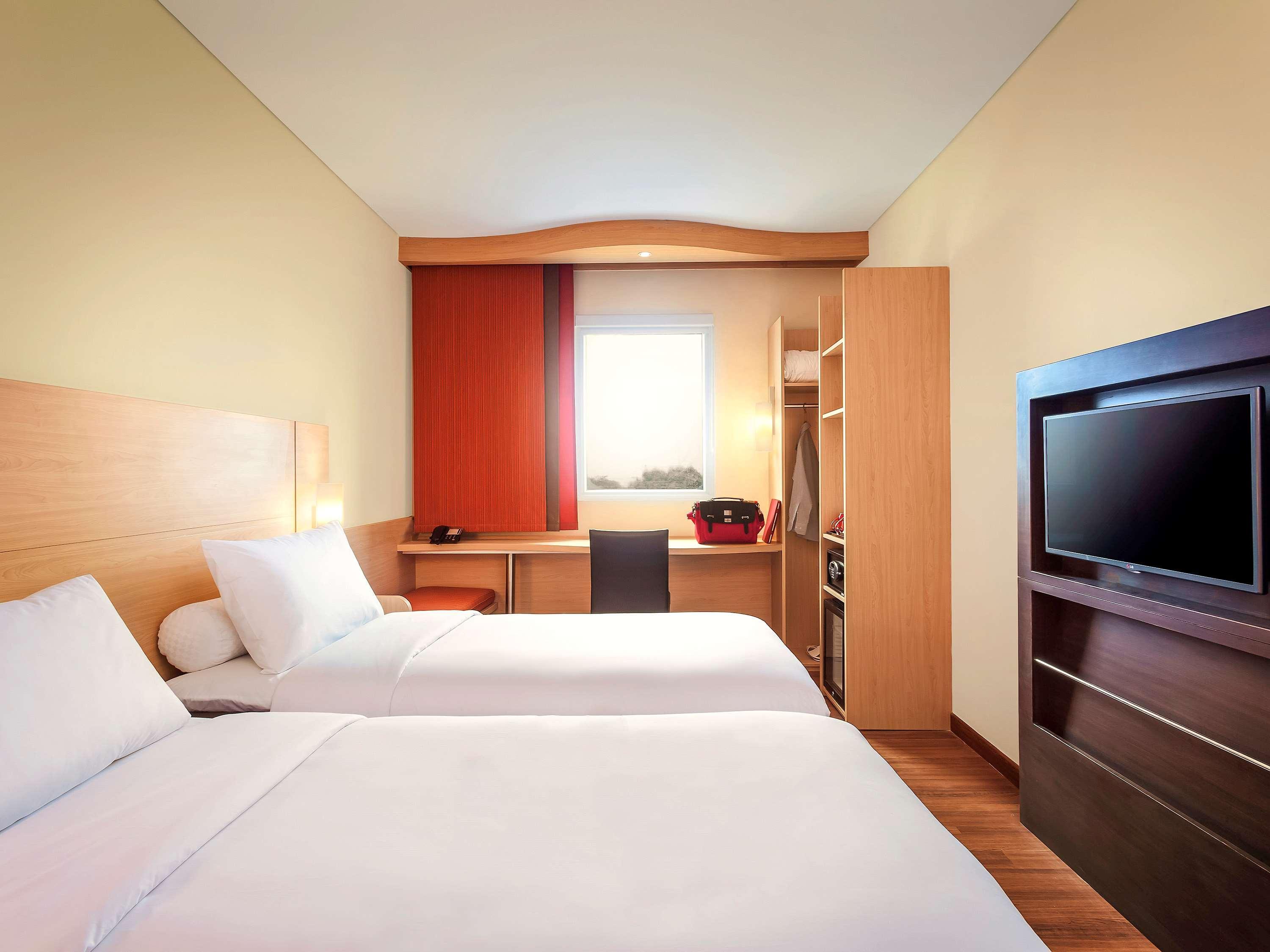 Ibis Makassar City Center Exterior photo