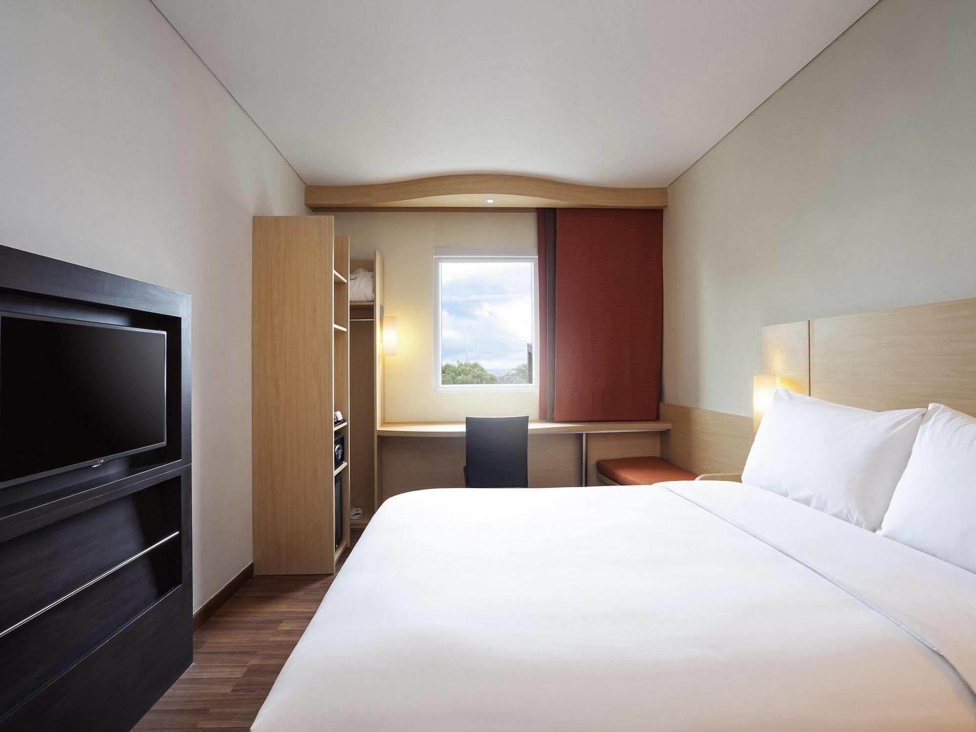 Ibis Makassar City Center Exterior photo