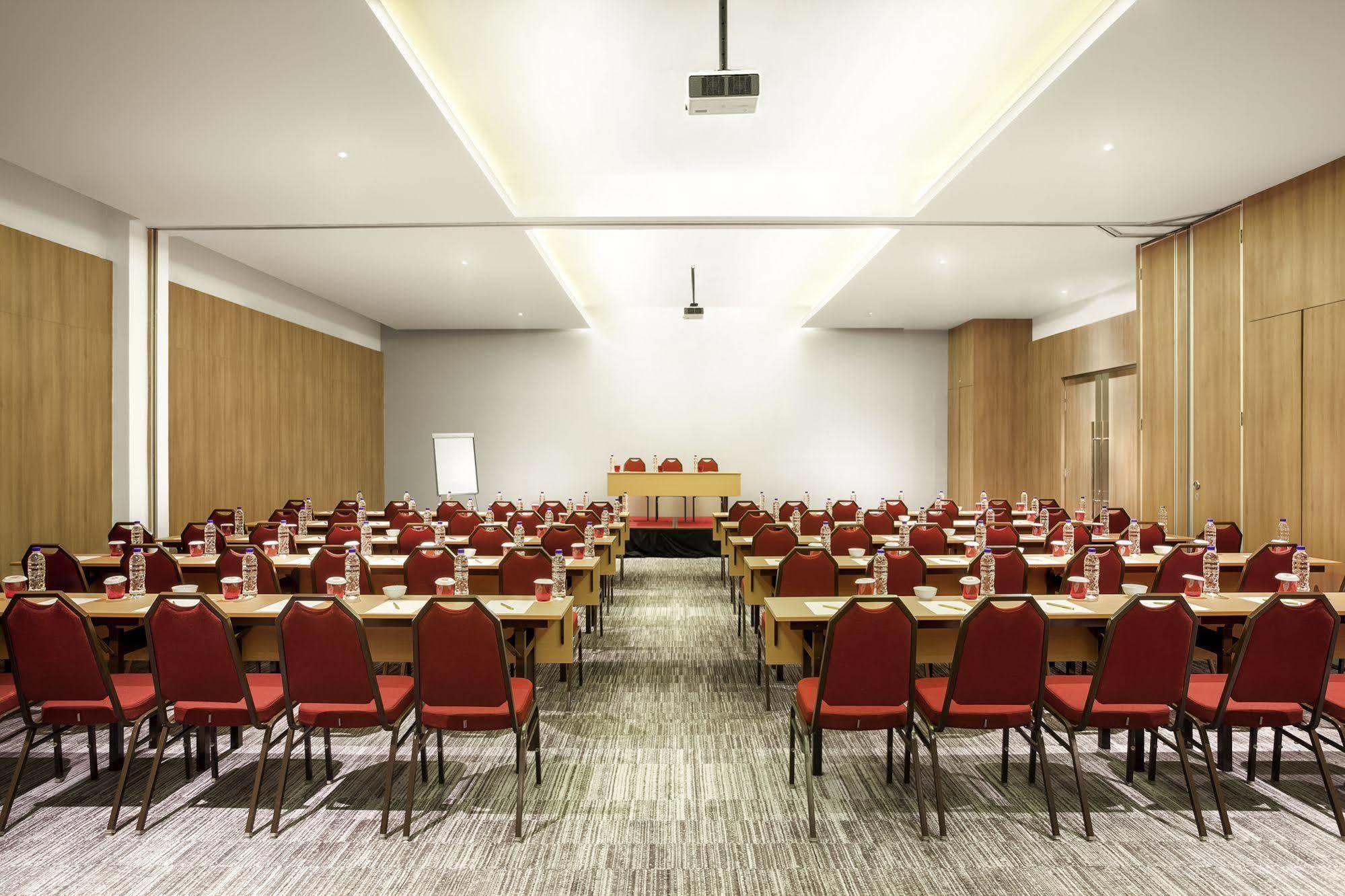 Ibis Makassar City Center Exterior photo